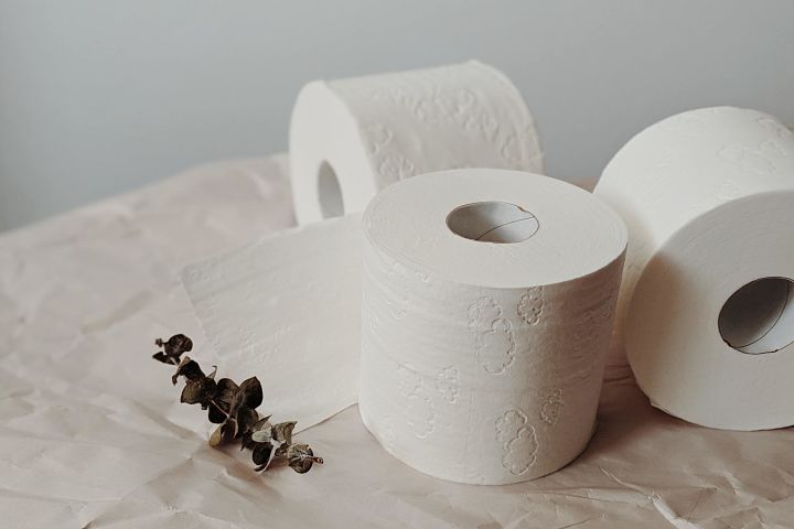 Biele role toaletného papieru.