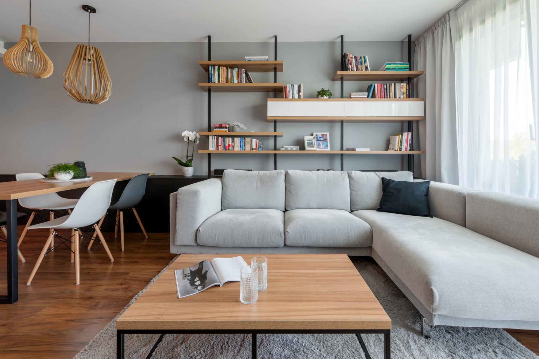 Obývačka so sivou rohovou sedačkou