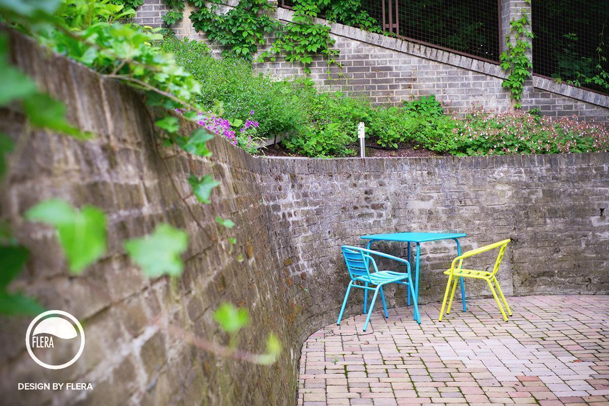 Moderné záhradné posedenie s farebnými stoličkami a stolom