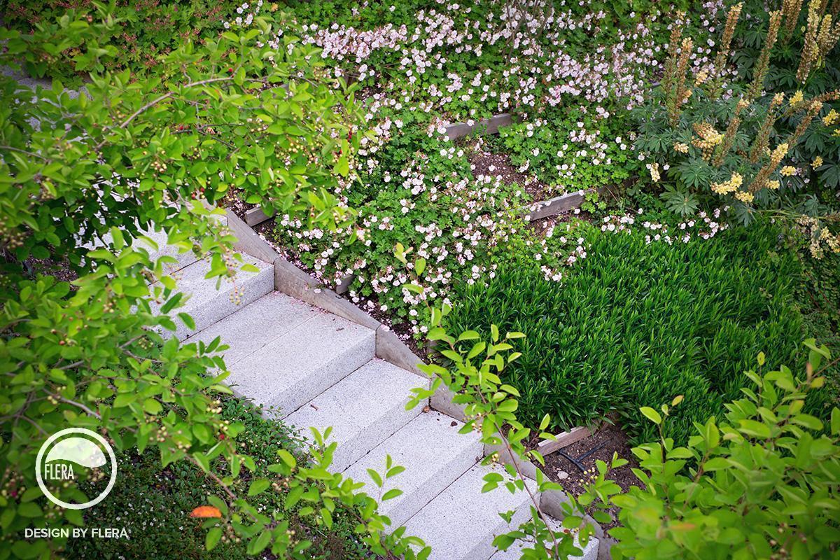 Záhrada vo svahu so schodmi