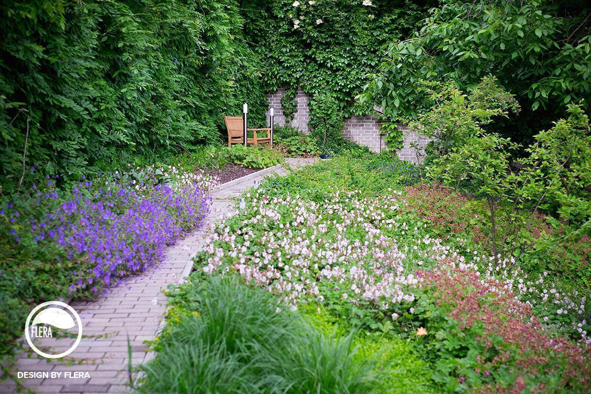 Rozkvitnutá záhrada s posedením