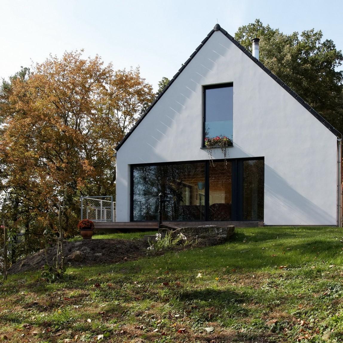Rodinný dom s veľkými francúzskymi oknami 