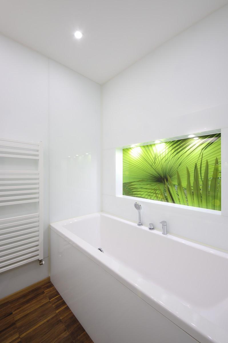 Výrez na stene so vzorom rastlín a LED podsvietením