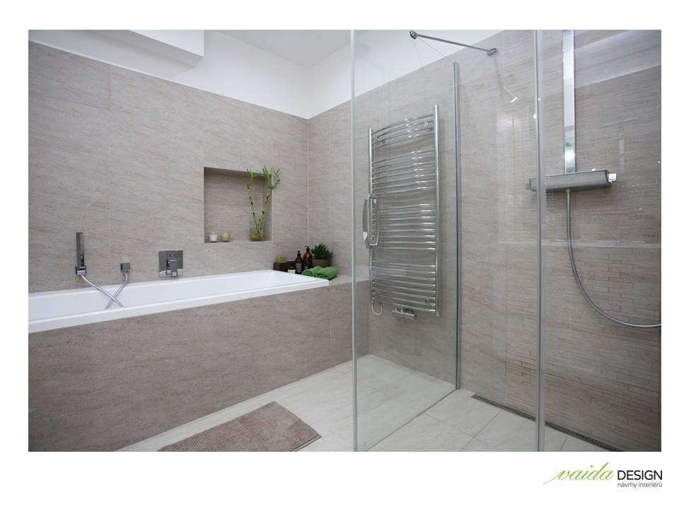 Minimalistická kúpeľňa so sprchovým kútom a vaňou v prírodných farbách
