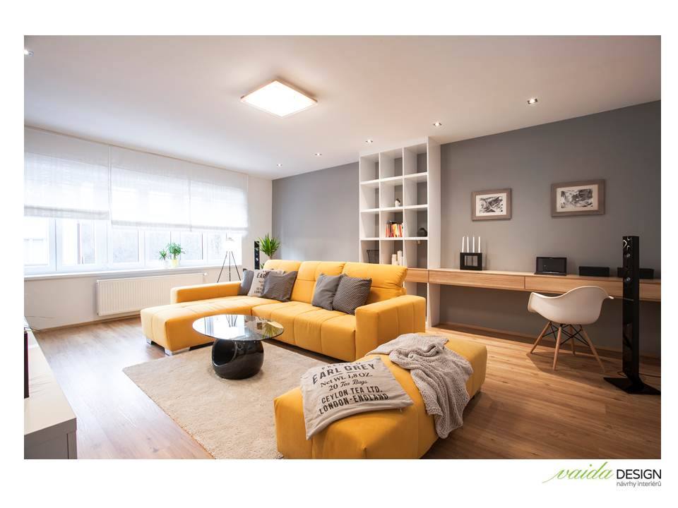 Moderná obývacia izba s kuchyňou v škandinávskom štýle so žltým akcentom