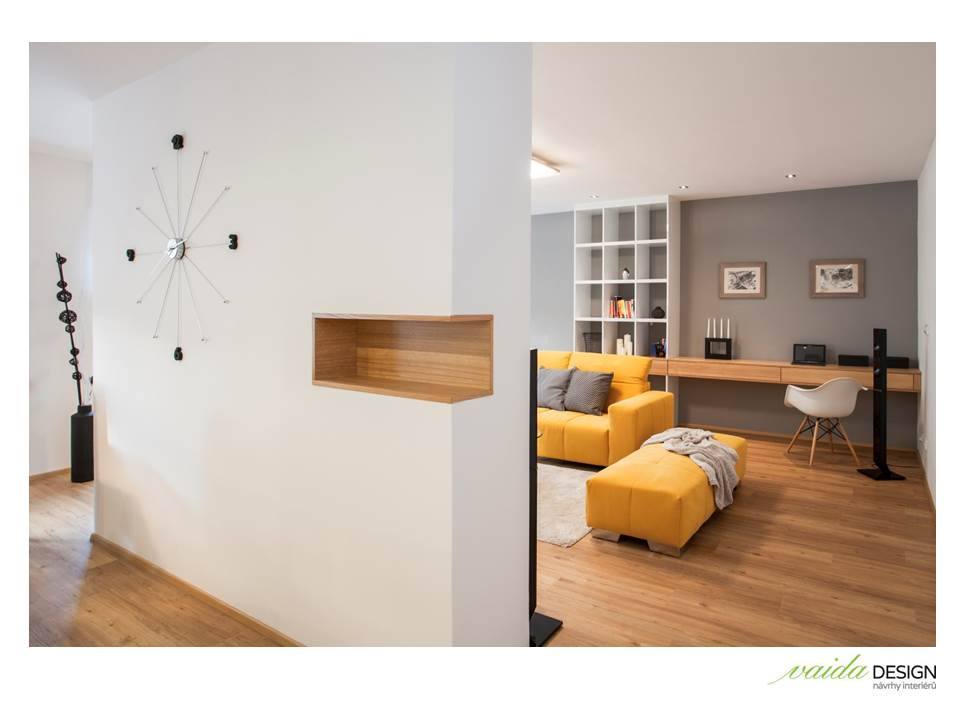 Obývacia izba v sivo-žltej kombinácii