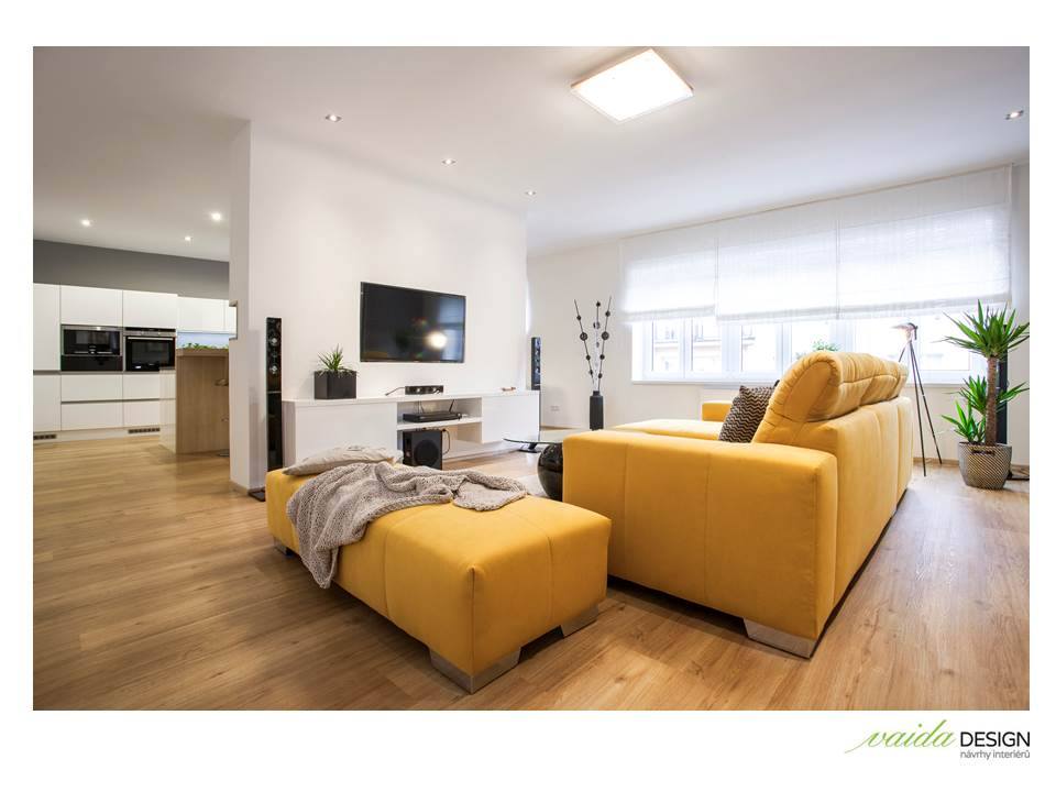 Moderná obývacia izba s farebným akcentom