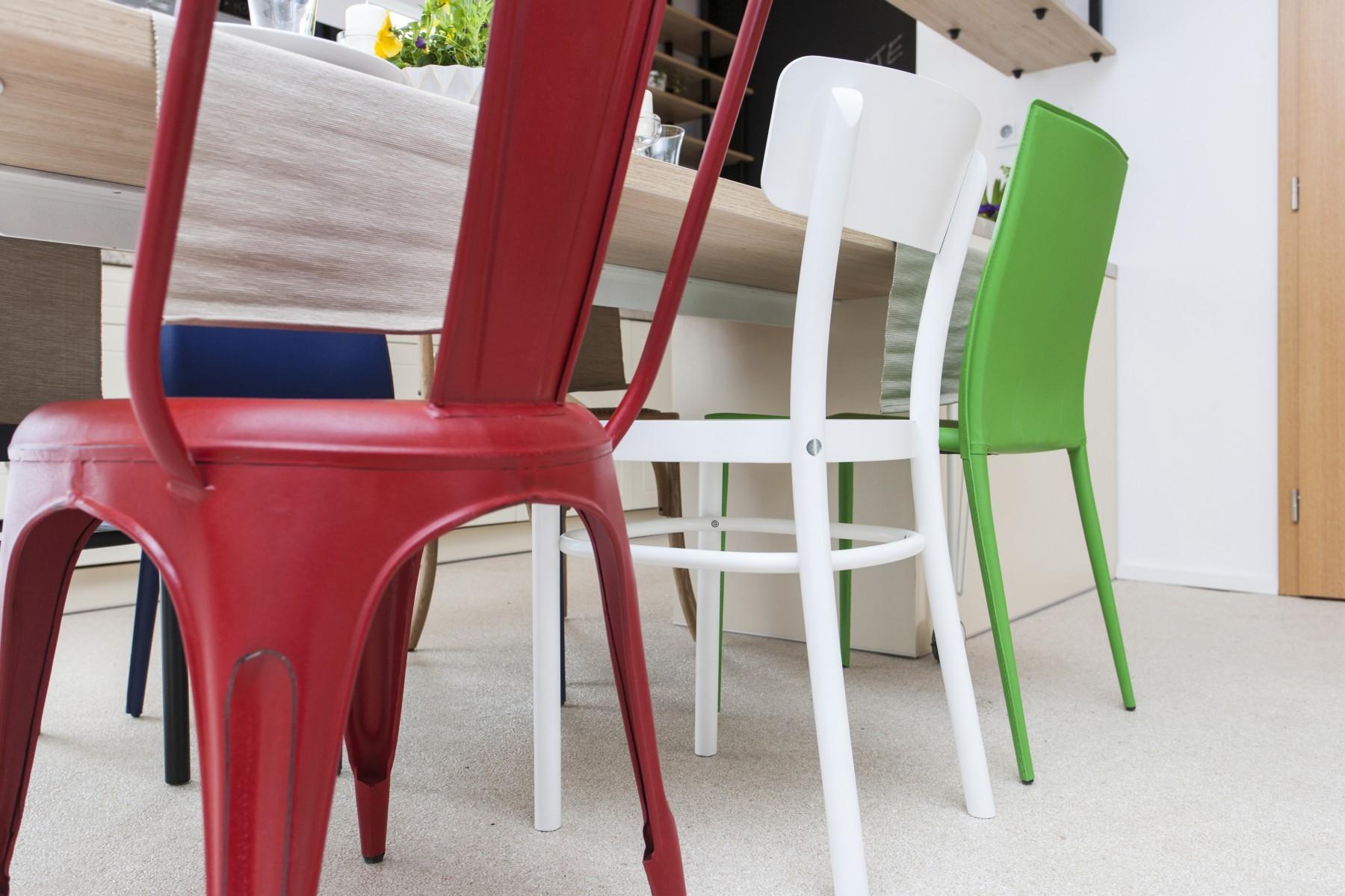Detail na farebné stoličky