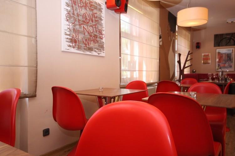 Zařízení interieru v rudé barvě - Restaurace Sweet 60´s v Praze