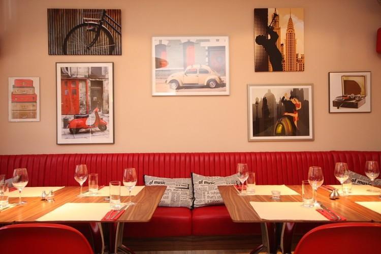 Dizajnový rudý gauč na sezení - Restaurace Sweet 60´s v Praze