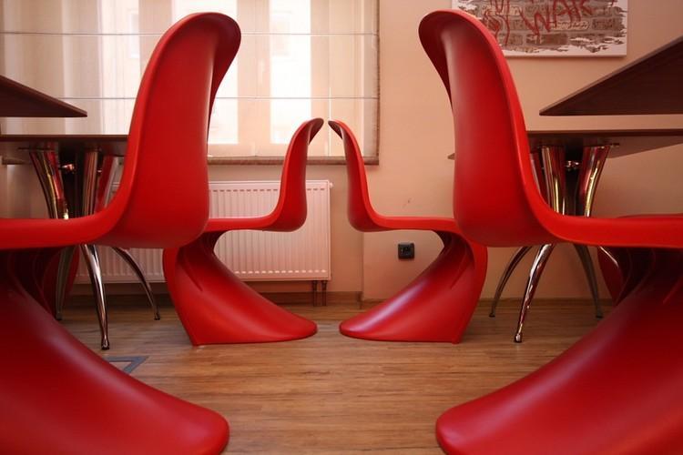 Dizajnové rudé židle - Restaurace Sweet 60´s v Praze