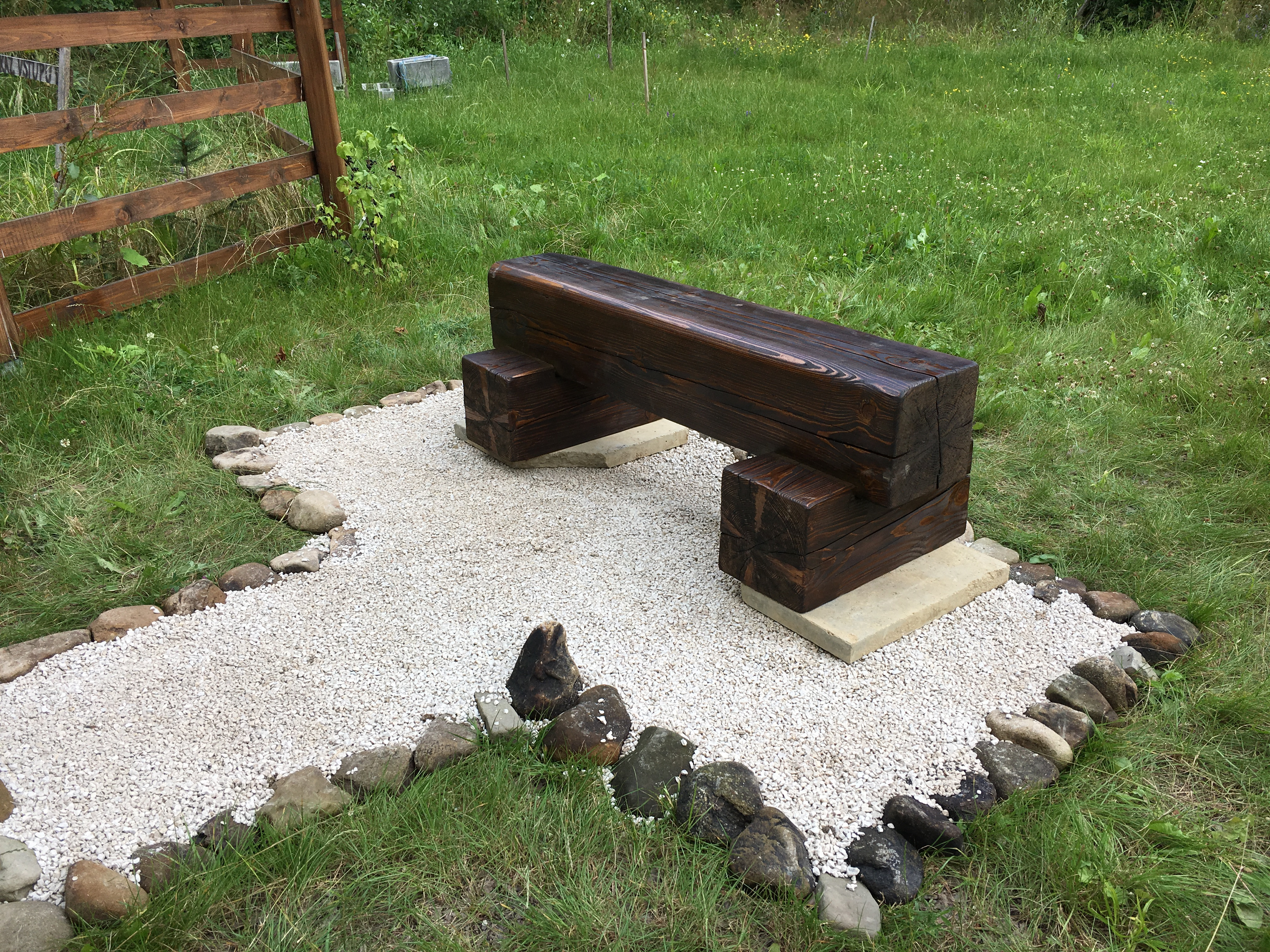 Design lavička v záhrade