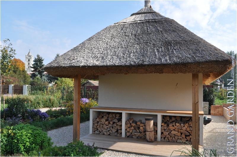 Záhradný domček s trstinovou strechou