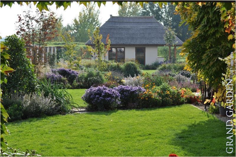 Vidiecka záhrada s domčekom